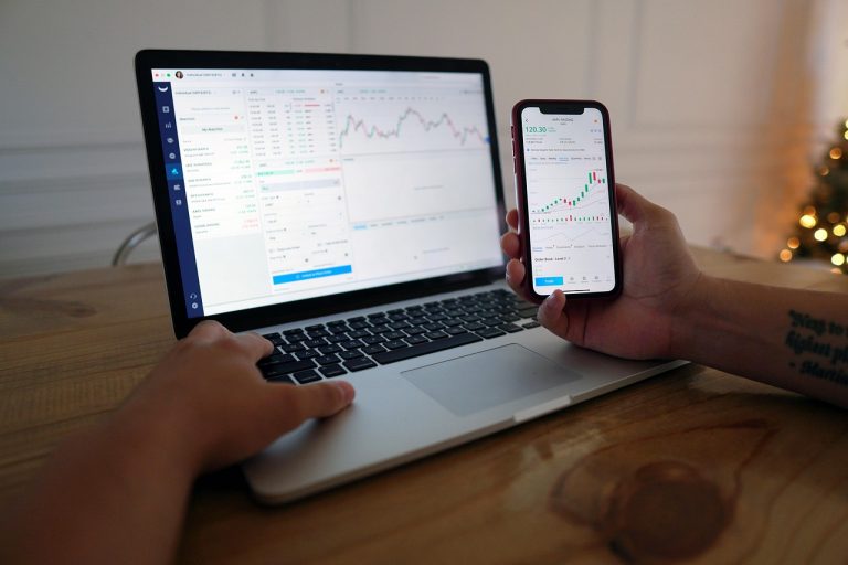 Mercados a la baja: S&P 500 y Nasdaq caen mientras inversionistas analizan impacto de aranceles en reportes corporativos