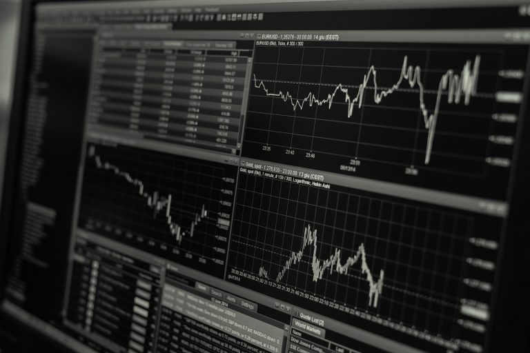 Las acciones suben y el S&P 500 se acerca a un nuevo récord histórico